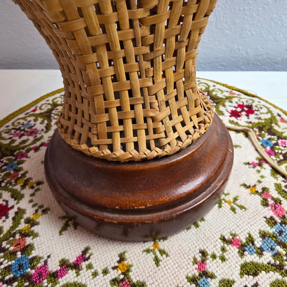 Vintage Wicker Rattan & Wood Table Lamp Scallop Shade Woven Boho Beachy Coastal - Picture 3 of 9